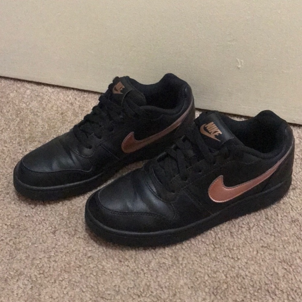 NIKE AIR FORCE Black & rose gold Swish Women’s shoes Sz 8in worn but Great cond.